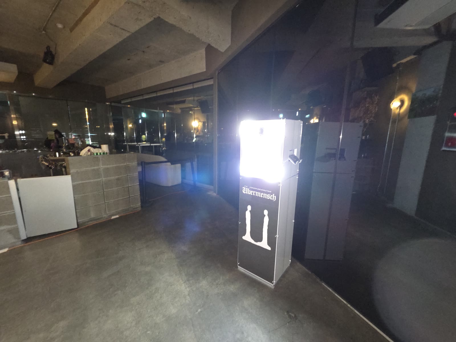 야경이 보이는 파티 공간에서 빛나는 포토부스