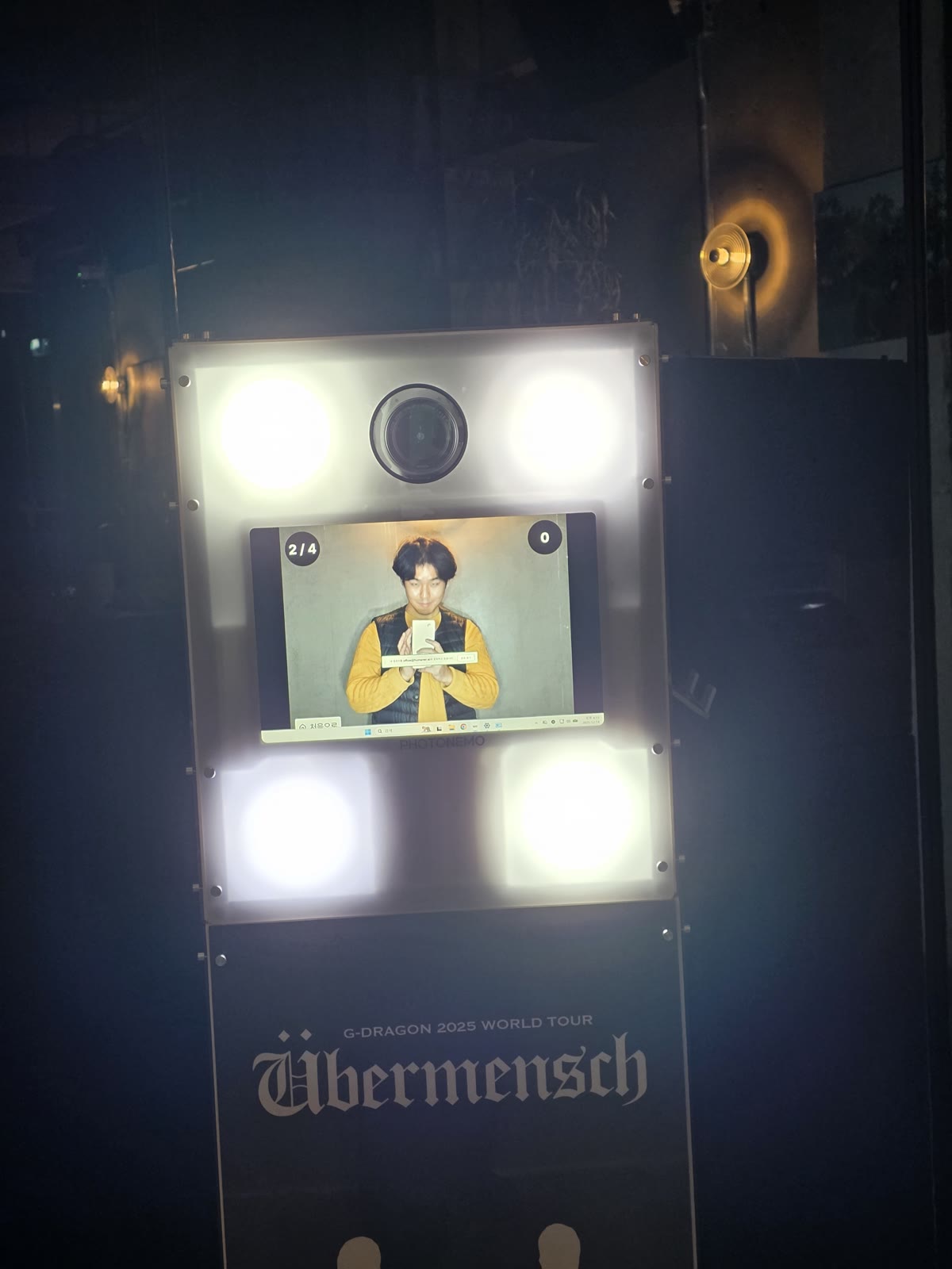 투어 아이덴티티로 랩핑된 포토부스 거치대 클로즈업